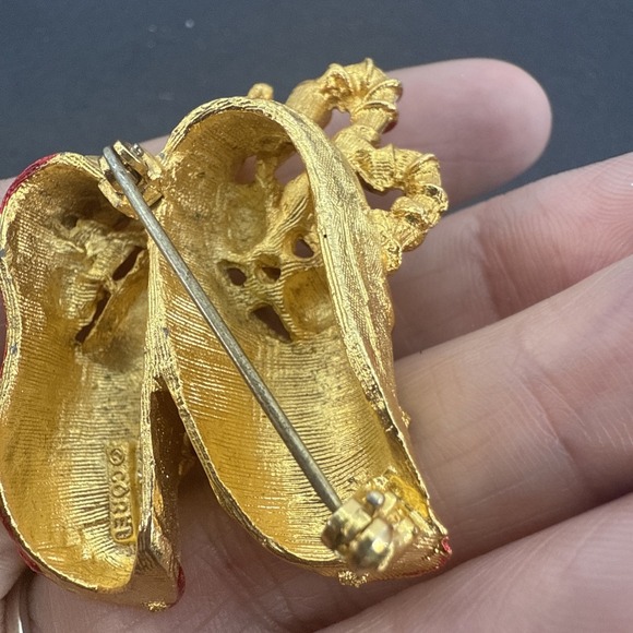 Christmas Slippers w Gifts Enamel COREL Vintage Gold Brooch Pin - Picture 8 of 14